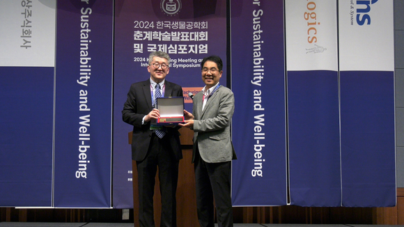 ▲18일 경남 창원시 창원컨벤션센터에서 열린 2024 한국생물공학회 춘계학술발표대회에서 박재연 SK이노베이션 환경과학기술원 PL(생물화학공학 박사, 오른쪽)이 박경문 한국생물공학회 회장으로부터 우수기술연구상을 받고 있다. / 사진=SK이노베이션 SK지오센트릭, 원가·부산물 줄인 ‘생분해성 플라스틱’ 기술 확보