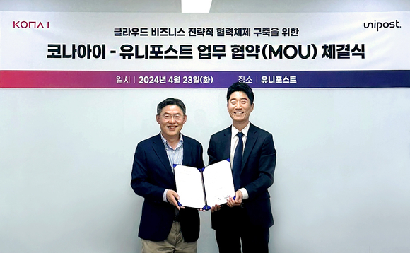 ▲김계원 유니포스트 대표(왼쪽)과 김상중 코나아이 결제플랫폼사업실장이 지난 23일 B2B 비즈니스 활성화를 위한 업무협약을 체결한 뒤 기념촬영을 하고 있다. / 사진=유니포스트 유니포스트-코나아이, B2B 비즈니스 활성화 업무협약 체결