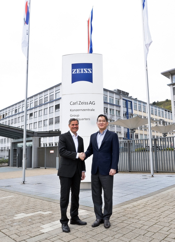 ▲26일(현지시간) 독일 오버코헨 ZEISS 본사를 방문한 이재용 삼성전자 회장이 칼 람프레히트 ZEISS그룹 CEO와 악수하고 있다. / 사진=삼성전자 이재용 삼성 회장, ZEISS와 반도체 협력 강화 논의