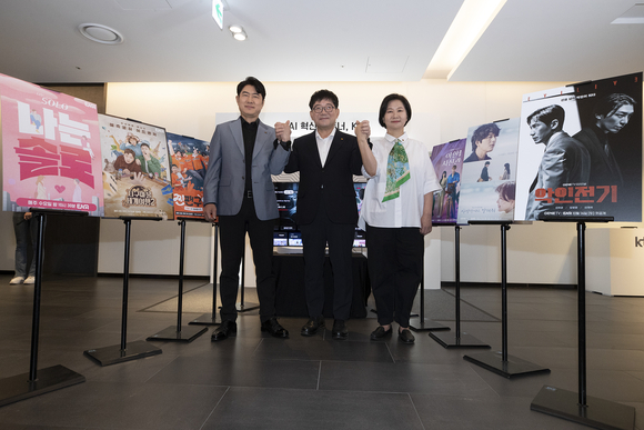 ▲(왼쪽부터) 김호상 skyTV 대표, 김훈배 KT 미디어플랫폼사업본부장, 김철연 KT스튜디오지니 대표가 29일 열린 ‘KT그룹 미디어데이’에서 기념촬영을 하고 있다. / 사진=KT KT그룹, AI로 미디어·콘텐츠 산업 혁신…AICT 컴퍼니 전략 가속