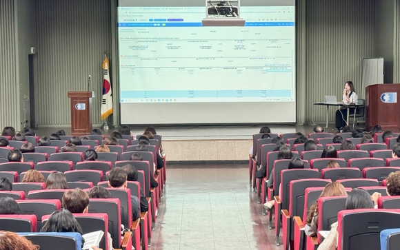 ▲더존비즈온은 ‘2023년 귀속 종합소득세 신고 오프라인 교육’ 첫날인 지난 2일 부산상공회의소에서 인공지능(AI) 비서 ‘ONE AI’를 공개했다. / 사진=더존비즈온 더존비즈온, 종합소득세 신고 교육에서 세무회계사무소 위한 AI 선봬