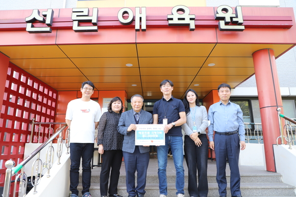 ▲에코프로와 선린애육원 관계자가 포항 선린애육원에서 어린이날 선물 전달식 후 기념사진 촬영을 하고있다. / 사진=에코프로 에코프로, 다양한 봉사활동 펼쳐