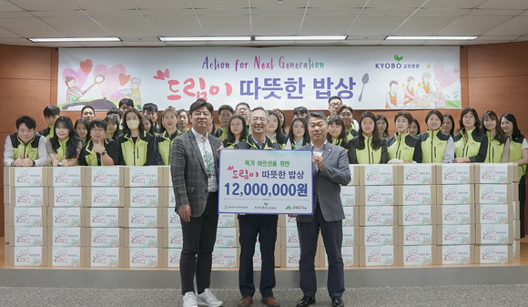▲(왼쪽부터) 박영준 영등포구 사회복지협의회 회장, 이석기 교보증권 대표이사, 권훈상 함께하는 한숲 이사장이 따뜻한 밥상 전달식에서 기념사진을 촬영하고 있다. / 사진=교보증권 교보증권, 취약계층 어르신 위해 따뜻한 밥상 전달