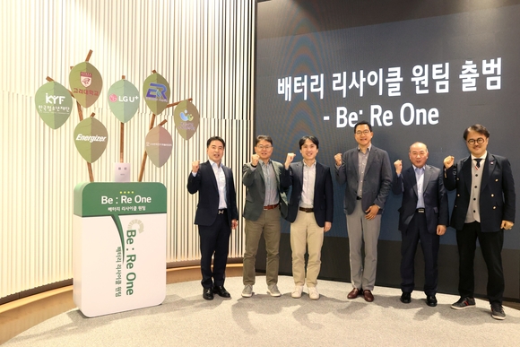 ▲(왼쪽부터) 임현열 한국전지재활용협회장 겸 이알 대표, 이철훈 LG유플러스 커뮤니케이션센터장, 송용남 고려대 공과대학 부학장 겸 기업산학연협력센터장, 황현성 에너자이저코리아 대표, 조태용 대중소기업농어업협력재단 농어촌상생기금운영본부장, 김용대 한국청소년재단 상임이사가 16일 열린 배리원 출범식에서 기념촬영을 하고 있다. / 사진=LG유플러스 LG유플러스, 폐배터리 재활용 협의체 ‘배리원’ 출범