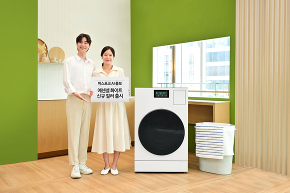 ▲삼성전자 모델이 '비스포크 AI 콤보' 신규 색상 제품을 소개하고 있다. / 사진=삼성전자