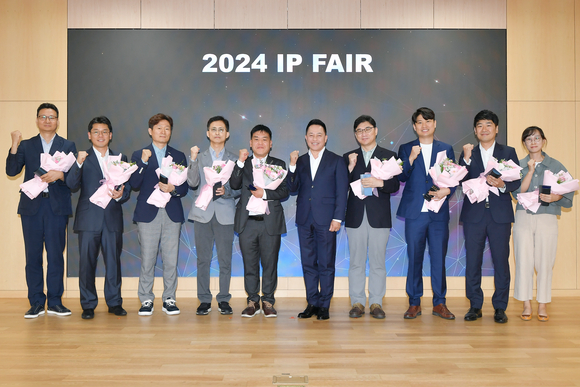 ▲IP 페어 수상자들과 최윤호 삼성SDI 대표(왼쪽 여섯 번째)이 기념 사진을 촬영하고 있다. / 사진=삼성SDI