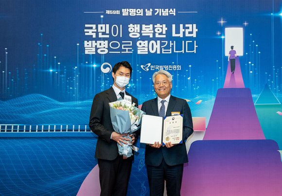 ▲임왕섭 KT&G NGP사업본부장(오른쪽)이 ‘제59회 발명의 날 기념식’에서 산업통상자원부장관 표창을 수상한 뒤 기념촬영을 하고 있다. / 사진=KT&G KT&G, 제59회 발명의 날 산업통상자원부장관 표창 수상