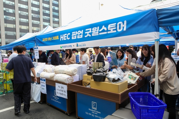 ▲지난 21일 현대엔지니어링 계동 본사에 마련된 굿윌스토어 팝업스토어에서 임직원과 지역민들이 물품을 구경하고 있다. / 사진=현대엔지니어링사진=현대엔지니어링 현대엔지니어링, 장애인 직업재활시설 굿윌스토어와 사내 팝업스토어 운영