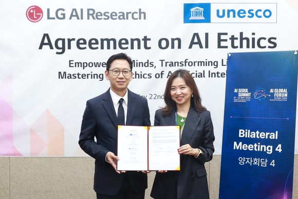 ▲배경훈 LG AI연구원장(왼쪽)과 김수현 유네스코 아태지역사무소장이 지난 22일 한국과학기술연구원에서 AI 윤리 플랫폼을 함께 만들기 위한 협약을 체결한 뒤 기념촬영을 하고 있다. / 사진=LG AI연구원 LG-유네스코, AI 윤리 플랫폼 함께 만든다