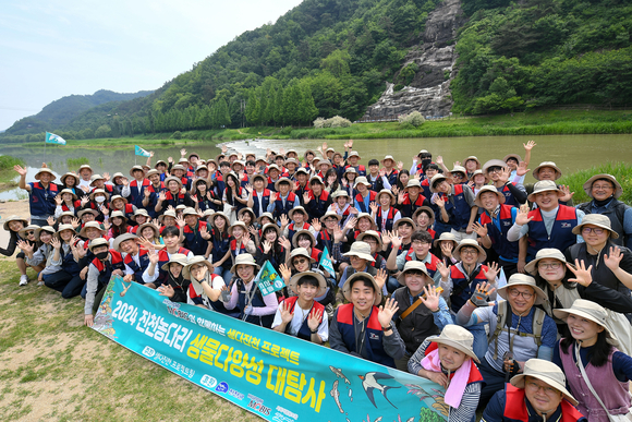 ▲현대모비스 임직원들이 지난 22일 충북 진천 미호강 일대에서 ‘2024년 생물대탐사’ 활동을 진행했다. /사진=현대모비스 현대모비스, 진천 미호강 일대에서 ‘2024 생물대탐사’ 진행