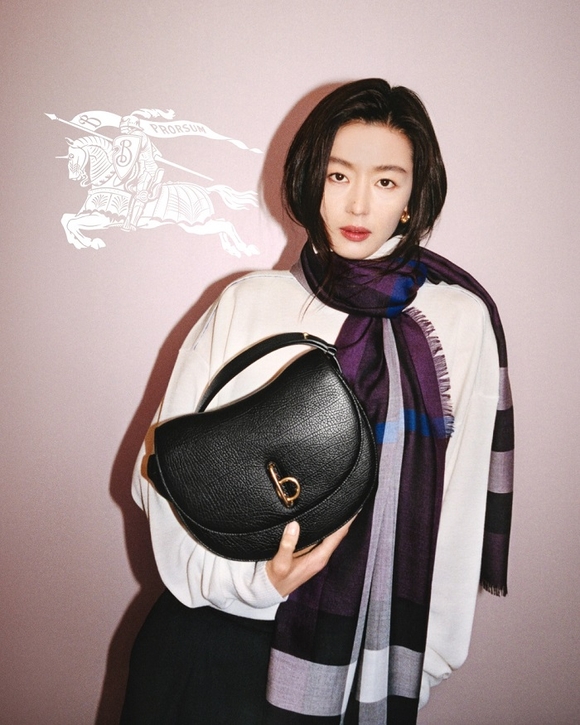 ▲버버리 로킹 홀스 백 캠페인 / 사진=Courtesy of Burberry 버버리, ‘로킹 홀스 백’ 캠페인 공개…배우 전지현, 탕웨이 출연