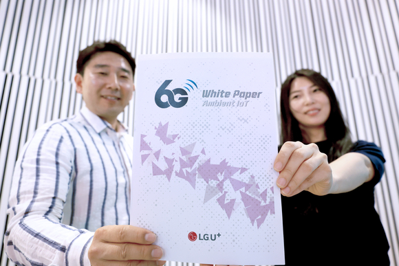 ▲LG유플러스 직원들이 새로 발간된 6G 백서를 소개하고 있다. / 사진=LG유플러스 LG유플러스, 6G 미래기술 ‘앰비언트 IoT’ 비전 제시