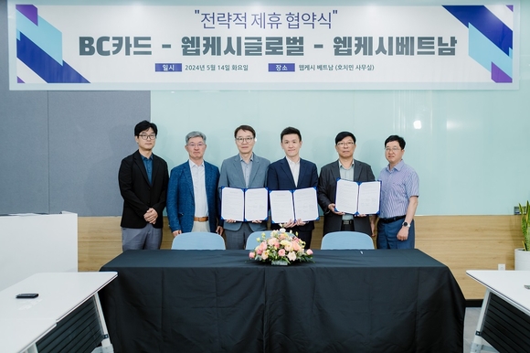 ▲(왼쪽부터)이재환 웹케시베트남 부법인장, 최원석 BC카드 대표, 이실권 웹케시글로벌 대표, 성시경 BC카드 베트남 총괄, 왕문찬 웹케시베트남 법인장, 황정원 웹케시글로벌 이사가 전략적 제휴 협약식에서 기념촬영을 하고 있다. / 사진=웹케시 웹케시글로벌, ‘비씨카드 베트남’과 전략적 업무 협약 체결