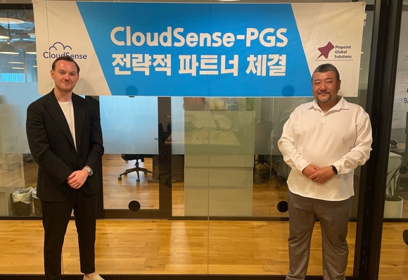 ▲알렉스 러셀 클라우드센스 아시아지역 세일즈 디렉터(왼쪽)와 정일영 핀포인트글로벌솔루션 대표가 아시아지역 파트너 계약을 체결한 뒤 기념촬영을 하고 있다. / 사진=핀포인트글로벌솔루션 세일즈 자동화 솔루션 기업 클라우드센스. 한국 진출