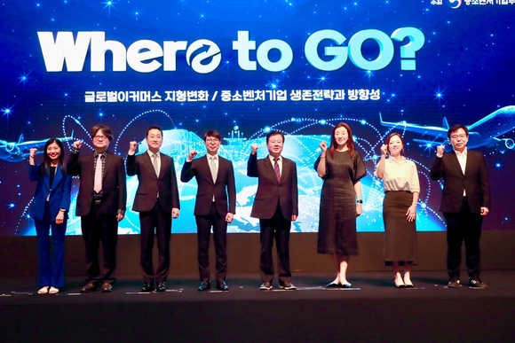 ▲이재석 카페24 대표(왼쪽 두번째)가 행사에 참여한 기관·기업 관계자들과 기념촬영을 하고 있다. / 사진=카페24 카페24, 중진공 등과 “중소기업 성장 돕는 이커머스 협력체 결성”