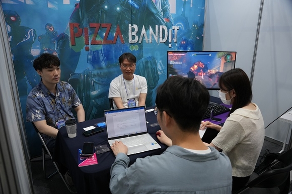 ▲플레이엑스포 수출상담회에 참여해 상담 중인 게임기업 관계자들 2024 플레이엑스포(PlayX4), B2B & B2C 성황리 마무리