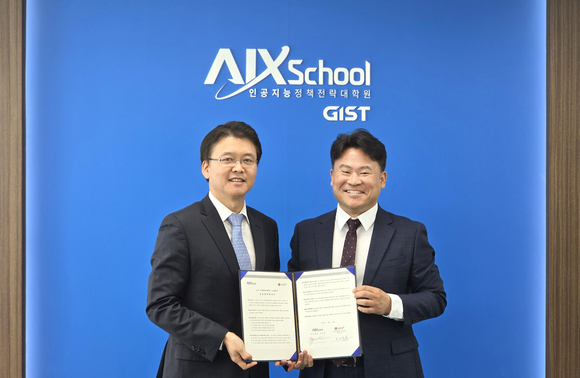▲전승훈 LG유플러스 기업플랫폼사업담당(왼쪽)과 김준하 GIST AI정책전략대학원장이 업무 협약식에서 기념촬영을 하고 있다. / 사진=LG유플러스 LG유플러스, 광주과학기술원과 AI 메타버스 만든다