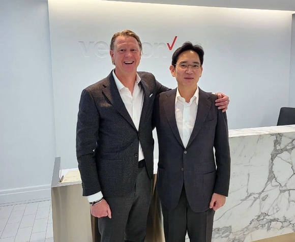 ▲2021년 11월 이재용 당시 삼성전자 부회장이 버라이즌 본사를 방문해 한스 베스트베리 CEO와 기념촬영을 하는 모습 / 사진=삼성전자 이재용 회장, 세계 최대 이통사 미국 버라이즌 미팅