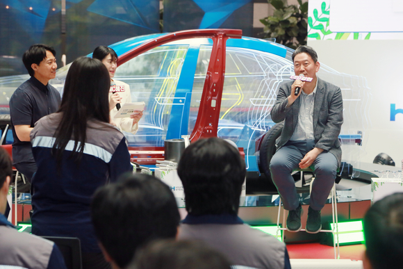 ▲서강현 현대제철 사장(오른쪽)이 지난 5일 당진제철소 기술연구소 1층 로비에서 진행된 '타운홀 미팅'에서 직원들과 대화하고 있다. / 사진=현대제철