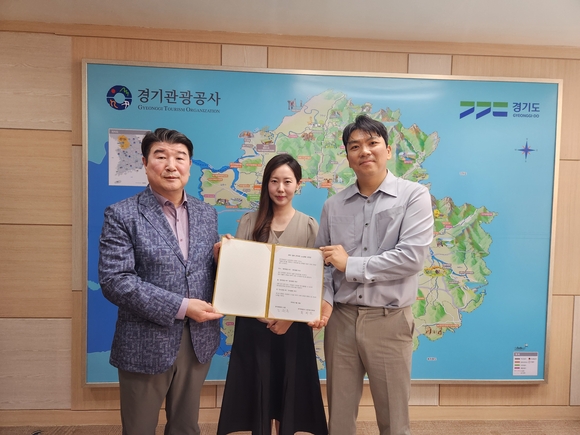 ▲(왼쪽부터) 조원용 경기관광공사 사장, 조미숙 상생협력팀 과장(육아응원근무제 사용직원 대표), 최외석 공사 노조위원장이 노사공동 선언식에서 기념촬영을 하고 있다. / 사진=경기관광공사 경기관광공사, 저출생 위기 극복에 적극 동참