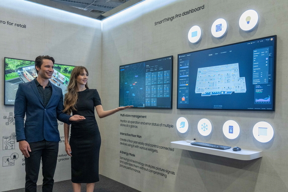 ▲삼성전자 모델이 미국 라스베이거스에서 열리는 북미 최대 디스플레이 전시회 '인포콤(Infocomm) 2024'에서 B2B용 통합 연결 플랫폼 '스마트싱스 프로' 솔루션을 소개하고 있다. / 사진=삼성전자