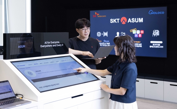 ▲SK텔레콤 직원들이 AI 기반 통합 광고 플랫폼 '어썸(ASUM)2.0을 사용하고 있다. / 사진=SK텔레콤 SK텔레콤, 몰로코와 함께 AI 광고 플랫폼 ‘어썸(ASUM) 2.0’ 출시