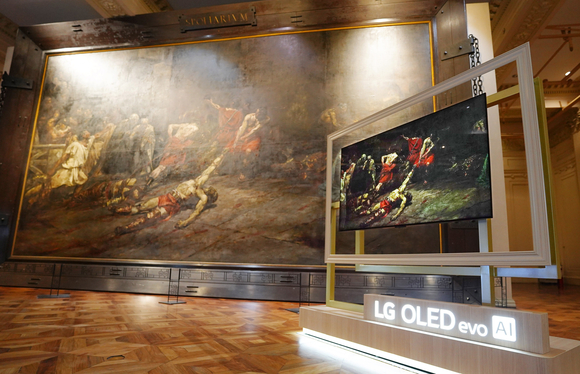 ▲필리핀 국가문화재인 '스폴리아리움(SPOLIARIUM)'과 'LG 올레드 에보'로 원작을 생생하게 구현한 모습 / 사진=LG전자 LG전자, 필리핀 국립미술관에서 거장 후안 루나 작품 새롭게 선보여
