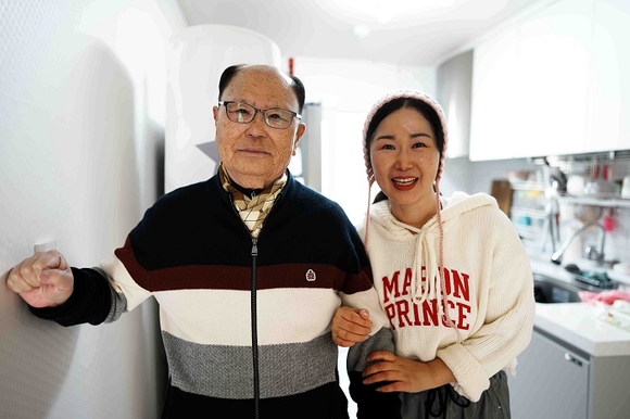 ▲(왼쪽부터) 보훈재가복지서비스 지원을 받고 있는 양기봉 월남전 참전 국가유공자와 홍미영 요양보호사의 모습 / 사진=국가보훈부 복권기금, 국가보훈대상자 맞춤형 돌봄 서비스로 영예로운 노후생활 지원
