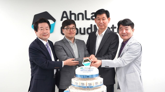 ▲(왼쪽부터) 강석균 안랩 대표, 고창규 안랩클라우드메이트 공동대표, 김형준 안랩클라우드메이트 공동대표, 김기인 안랩 부사장이 안랩클라우드메이트 통합법인 출범식에서 기념촬영을 하고 있다. / 사진=안랩 안랩, 클라우드 운영관리 서비스(MSP)전문 통합법인 ‘안랩클라우드메이트’ 출범