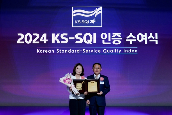▲최영아 SK브로드밴드 고객가치혁신담당(왼쪽)과 강명수 한국표준협회 회장이 '2024 한국서비스품질지수(KS-SQI)’ 인증 수여식에서 기념촬영을 하고 있다. / 사진=SK브로드밴드 SK브로드밴드, 한국서비스품질지수 초고속인터넷 10년, IPTV 6년 연속 1위 쾌거