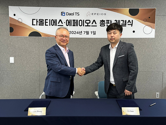 ▲홍정화 다올티에스 대표(왼쪽)와 이 준 에페이오스 대표가 지난 1일 총판체결식에서 악수하고 있다. / 사진=다올티에스 다올티에스, 에페이오스와 소형가전 사업 총판 계약