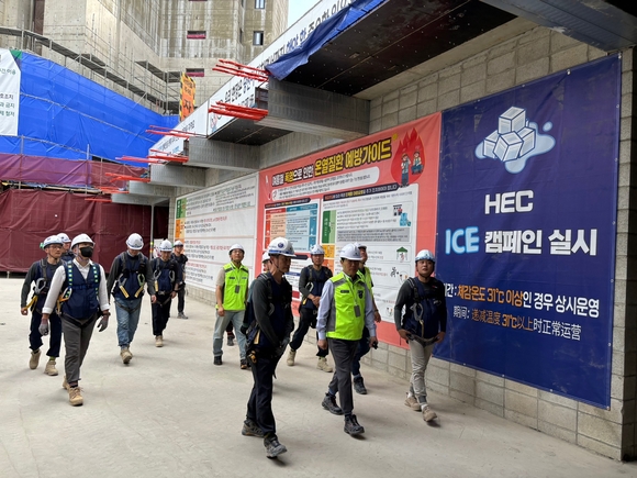 ▲홍현성 현대엔지니어링 대표가 지난달 20일 힐스테이트 동탄르센텀 현장을 방문해 온열질환 예방활동 이행상태를 점검하고 있다. / 사진=현대엔지니어링 현대엔지니어링, 혹서기 온열질환 예방 위한 ‘HEC 아이스 캠페인’ 운영