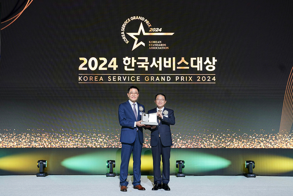 ▲이부용 롯데건설 주택사업본부장(왼쪽)이 3일 서울 신라호텔에서 열린 ‘2024 한국서비스대상 시상식’에서 수상 후 기념 촬영을 하고 있다. / 사진=롯데건설 롯데건설, 2024 한국서비스대상 아파트부문 종합대상∙최고경영자상 수상