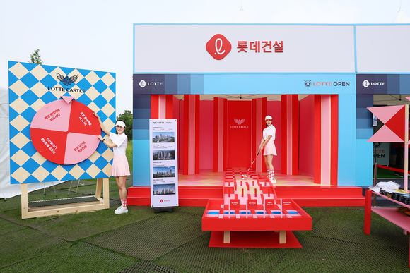 ▲KLPGA 2024 롯데오픈 갤러리 프라자 ‘롯데건설 부스’에서 모델들이 골프 퍼팅 체험에 참여하고 있다. /사진=롯데건설 롯데건설, ‘KLPGA 2024 롯데오픈’서 브랜드 체험 부스 운영