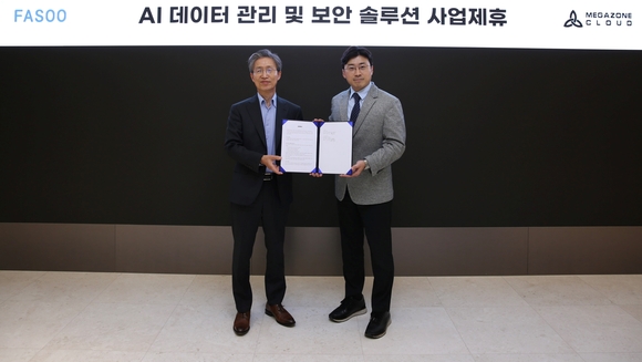 ▲조규곤 파수 대표(왼쪽)와 이주완 메가존클라우드 대표가 지난 9일 서울 역삼동 메가존클라우드 본사에서 통합 보안 솔루션 사업 제휴를 위한 양해각서를 체결한 뒤 기념촬영을 하고 있다. / 사진=파수 파수, 메가존클라우드와 AI 데이터 관리 및 보안 솔루션 개발 협력