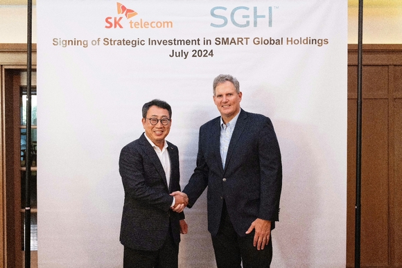 ▲유영상 SK텔레콤 CEO(왼쪽)와 마크 아담스 SGH CEO가 투자 계약을 체결하고 기념촬영을 하고 있다. / 사진=SK텔레콤 SK텔레콤, 미국 AI 솔루션 기업에 2800억 투자