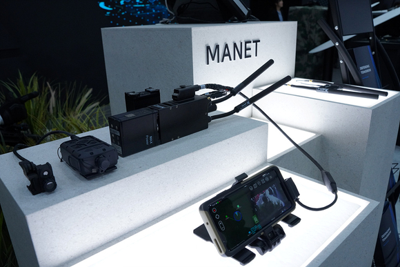 ▲휴니드테크놀러지스의 한국형 MANET 무전기 / 사진=휴니드테크놀러지스 휴니드, 한국형 MANET 기반 영상전송 장비세트 육군에 납품