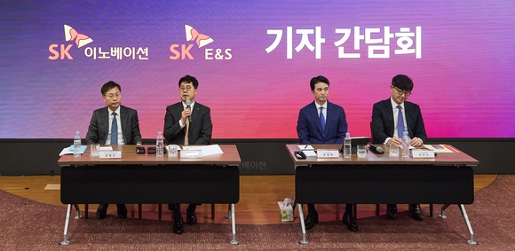 ▲(왼쪽부터) 강동수 SK이노베이션 전략·재무부문장, 박상규 SK이노베이션 사장, 추형욱 SK E&S 사장, 서건기 SK E&S 재무부문장이 18일 기자간담회에서 질의응답을 진행하고 있다. / 사진=SK이노베이션