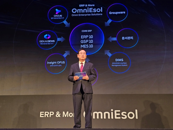 ▲이강수 더존비즈온 사장이 18일 더존비즈온 OmniEsol 신제품 발표회에서 발표를 진행하고 있다. / 사진=더존비즈온 더존비즈온, 기업용 솔루션의 완성 옴니이솔(OmniEsol) 신제품 공개