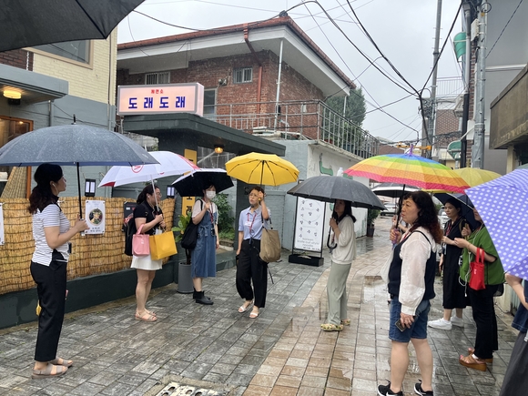 ▲유욱현 골목활동가 프로그램 체험 / 사진=경기관광공사 경기도-경기관광공사, 관광테마골목 매니저 역량강화 교육 실시