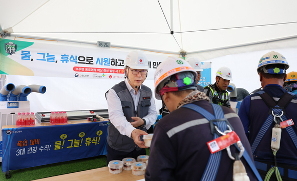 ▲박현철 롯데건설 부회장이 혹서기를 맞아 천안 롯데캐슬 더 청당 현장에서 근로자들에게 팥빙수, 건강음료, 혹서기 용품 등을 나눠주고 있다. / 사진=롯데건설 롯데건설, 혹서기 온열질환 예방 위한 ‘ICE BOMB 캠페인’ 실시