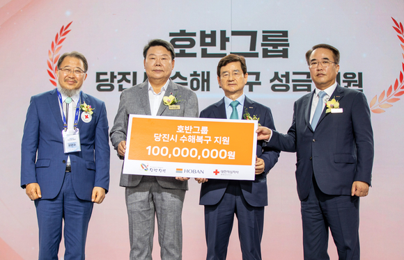 ▲(왼쪽부터) 문은수 대한적십자사 충남지회장, 오성환 당진시장, 김선규 호반그룹 회장, 송종민 대한전선 부회장이 지난 24일 당진시 수해복구 성금 전달식에서 기념촬영을 하고 있다. / 사진=호반그룹 호반그룹, 충남 당진시에 수해복구 성금 1억 원 전달