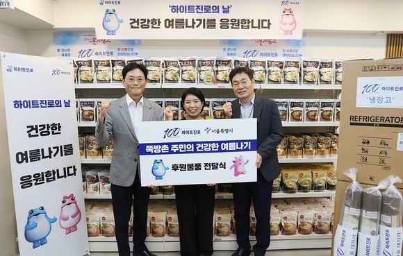 ▲(왼쪽)정세영 하이트진로 상무와 관계자들이 지난 7일 서울역 쪽방촌에서 진행된 후원품 전달식에서 기념촬영을 하고 있다. / 사진=하이트진로 하이트진로, 쪽방촌 거주민 ‘건강한 여름나기’ 후원 지속
