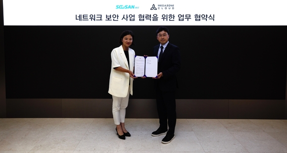 ▲이주완 메가존클라우드 대표(오른쪽)와 정은아 수산아이앤티 대표가 지난 7일 업무협약을 체결한 뒤 기념촬영을 하고 있다. / 사진=메가존클라우드 메가존클라우드, 수산아이앤티와 네트워크 보안 솔루션 협력