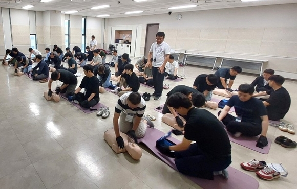 ▲DL이앤씨 안전관리자들이 경기 화성 YBM연수원에서 대한심폐소생협회 CPR 수료증 취득을 위해 실습 교육을 받고 있다. / 사진=DL이앤씨 DL이앤씨, 안전관리자 직무교육 실시…전원 CPR 수료증 취득
