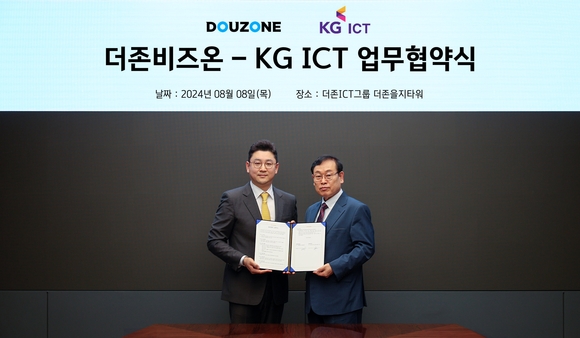 ▲이강수 더존비즈온 사장(오른쪽)과 이상준 KG ICT 대표가 지난 8일 서울 중구 더존을지타워에서 업무협약을 체결한 뒤 기념촬영을 하고 있다. / 사진=더존비즈온 더존비즈온-KG ICT, 기업용 솔루션 ‘OmniEsol’ 확산 협력