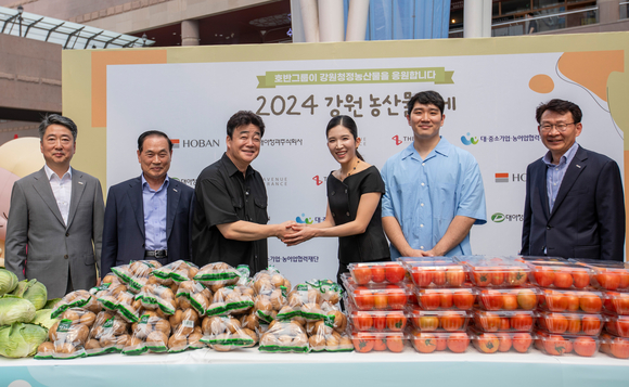 ▲(왼쪽부터) 이상용 대아청과 대표이사, 박재욱 호반프라퍼티 대표이사, 백종원 더본코리아 대표, 김윤혜 호반프라퍼티 총괄사장, 김민성 호반산업 전무, 강신주 아브뉴프랑 대표가 14일 아브뉴프랑 광교점에서 진행된 ‘2024 강원 농산물 축제’에서 기념촬영을 하고 있다. / 사진=호반그룹 호반그룹·더본코리아, ‘2024 강원 농산물 축제’ 개최