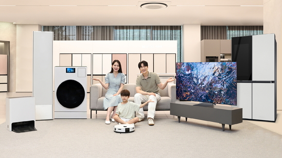 ▲삼성전자 모델들이 삼성스토어 대치에서 AI 가전 150만 대 돌파를 기념하며 다양한 AI 가전을 소개하고 있다. / 사진=삼성전자 삼성전자, ‘AI 가전’ 150만대 판매 돌파