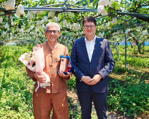 ▲최동춘 마이스터(왼쪽)가 올가홀푸드 권순욱 대표(오른쪽)로부터 ‘올가 마이스터’ 임명패를 수여받고 있다. / 사진=올가홀푸드 풀무원 올가홀푸드, 유기 농산품 명장 인증 ‘올가 마이스터’ 확대