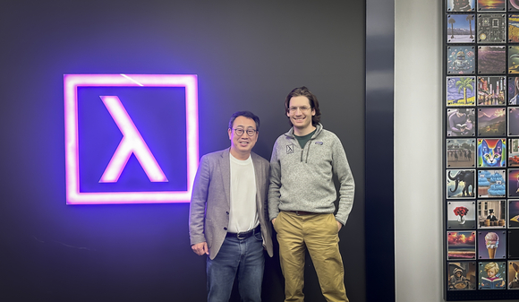 ▲유영상 SK텔레콤 CEO(왼쪽)와 스티븐 발라반(Stephen Balaban) 람다 창업자 겸 CEO가 지난 1월 람다의 산호세 본사에서 두 기업의 구체적인 협력 방안을 논의한 후 기념촬영을 하고 있다. / 사진=SK텔레콤 SK텔레콤, ‘GPU 엔진’ 달고 AI 인프라 사업 가속